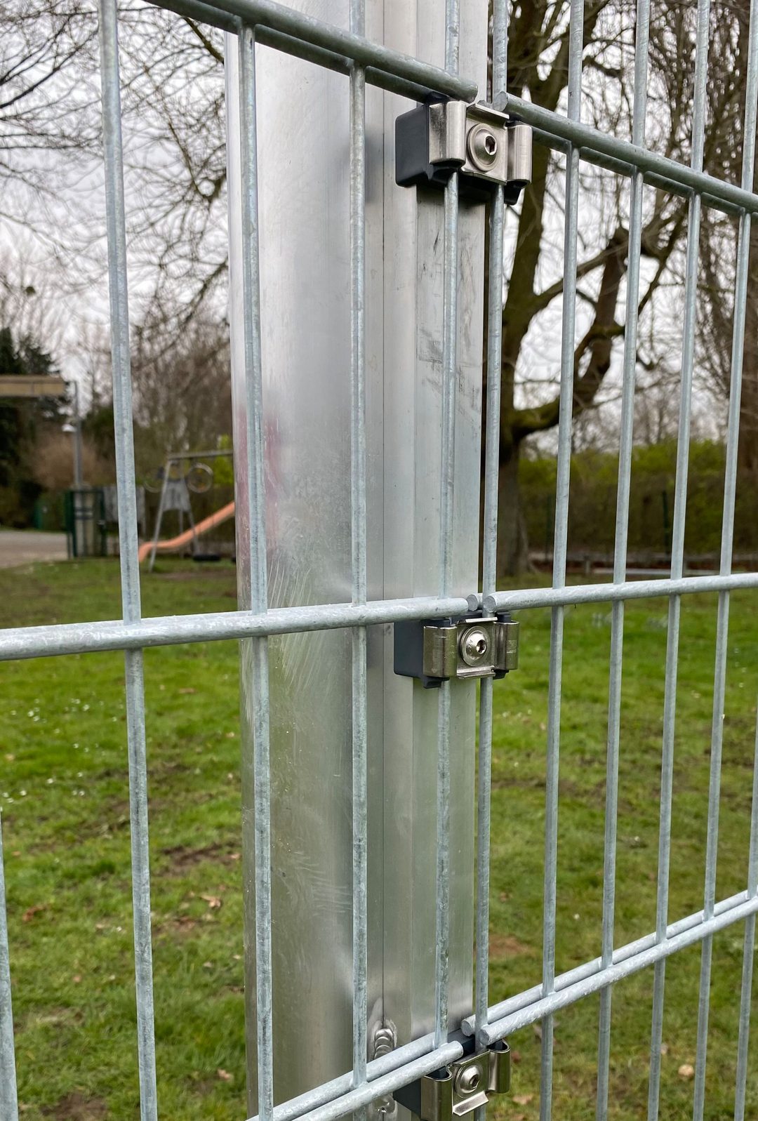 Ballfangzaun mit Stabgittermatte und Schutznetz