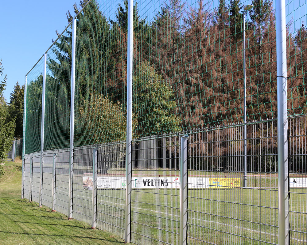Ballfangzaun mit Stabgittermatte und Schutznetz