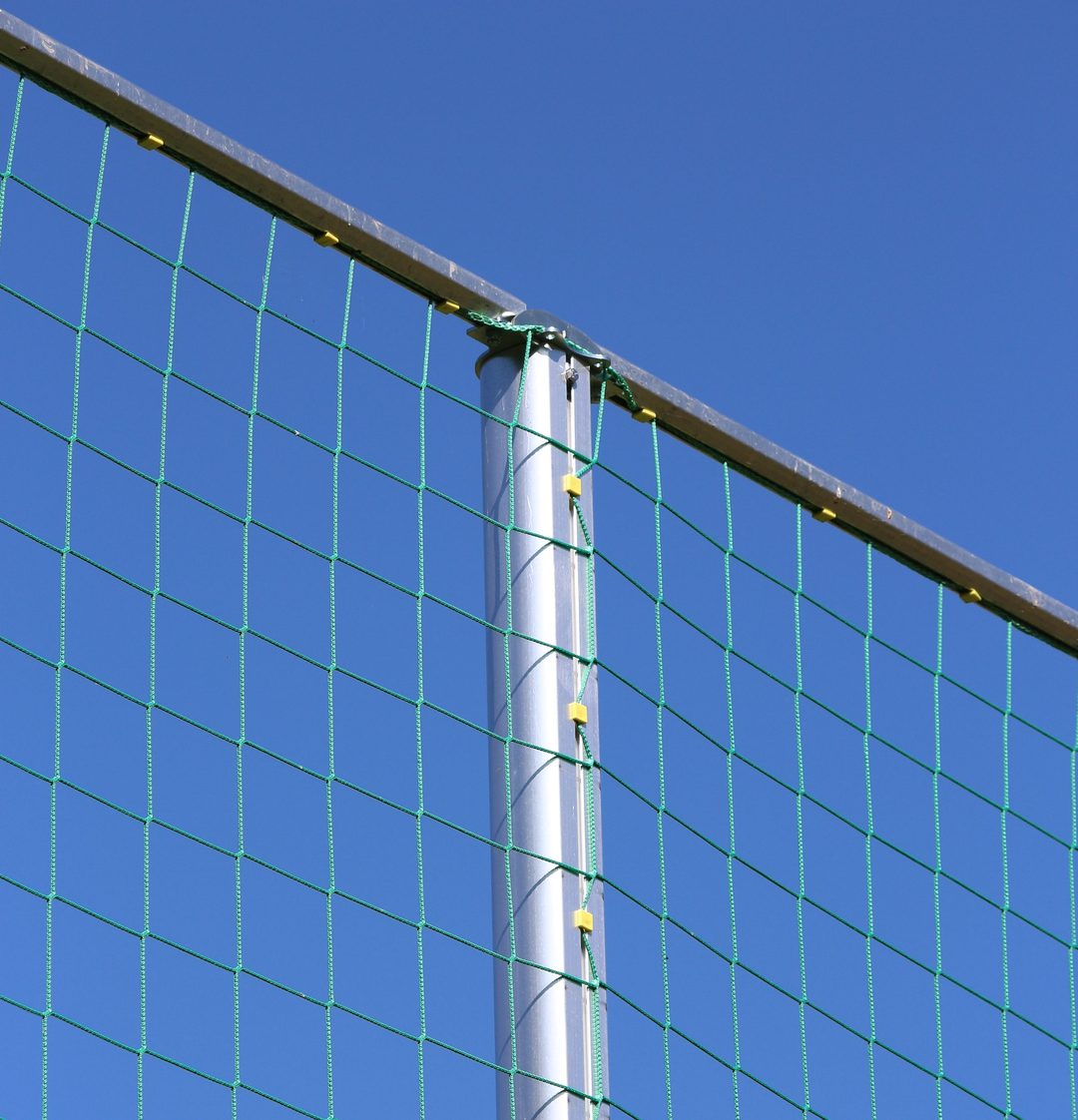Ballfangzaun mit Stabgittermatte und Schutznetz
