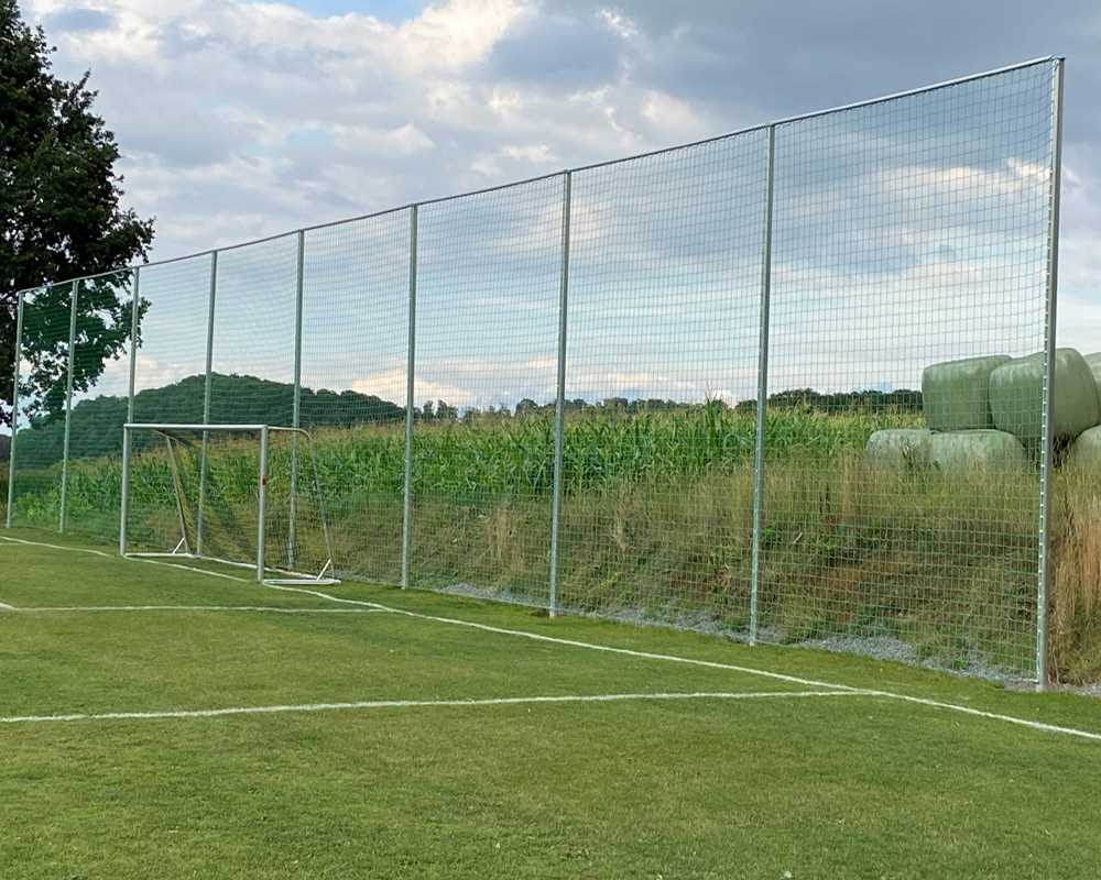 Ballfangzaun Komplettanlage Pfosten 80 x 80 mm mit Quertraversen