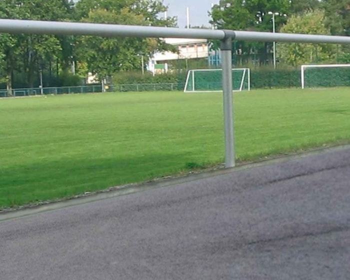 Sportplatz Barrieren System  Pfostenabstand 3,00 m